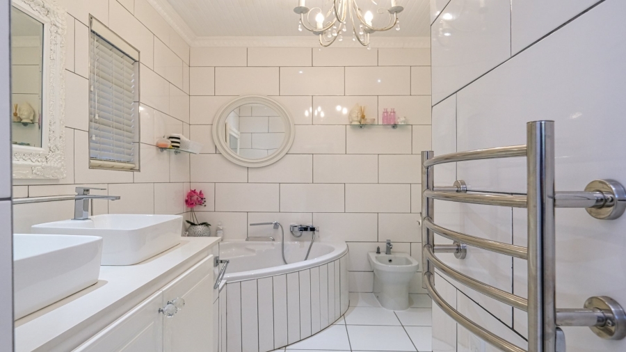 6 Bedroom Property for Sale in Kingfisher Creek Western Cape